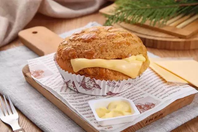 香港傳統的酥皮蛋撻現正熱售！還有讓人餵食到不得了的香港美食