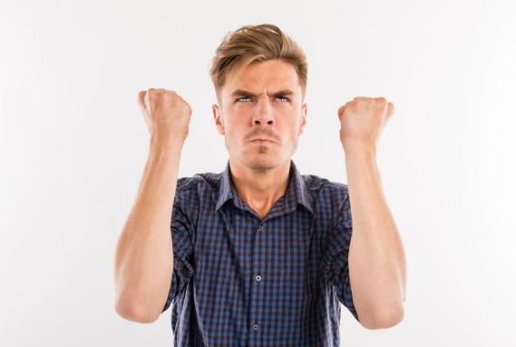 不自信的表现小动作多,不自信的行为有哪些