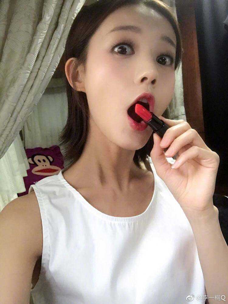 李一桐涂偏黑口红,李一桐唇纹