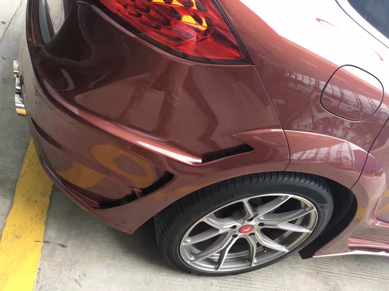 你的家车改了没买菜车保时捷卡宴升级21寸大V轮毂加哈曼EVO宽体包围，猜下改了多少钱