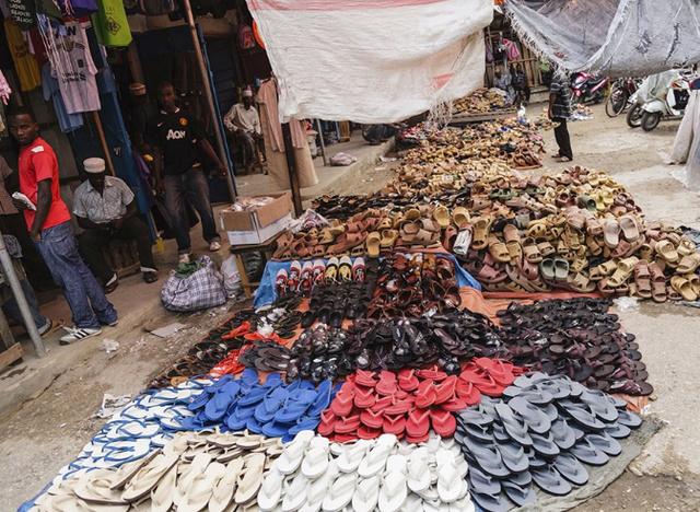 看到中国造的拖鞋，非洲人蜂拥而至，很少能穿这样的鞋子