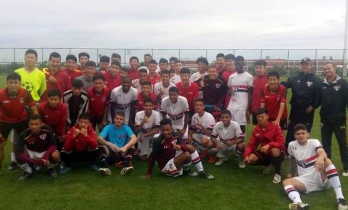 把足球比赛踢成了篮球比赛,把足球打成篮球的比赛