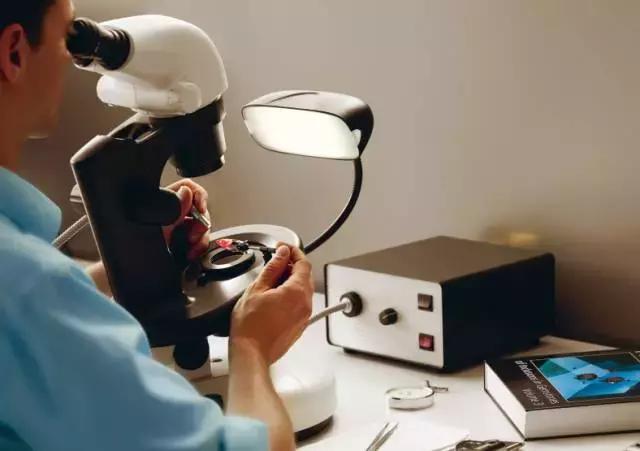 七月末，霸气的狮子就交给热情的红宝石来守护吧！