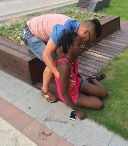 市民在鹅卵石地面做热疗,市民躺鹅卵石