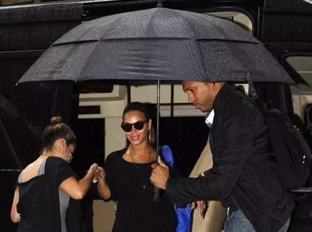 英国女王的彩虹伞,英国女王撑油纸伞