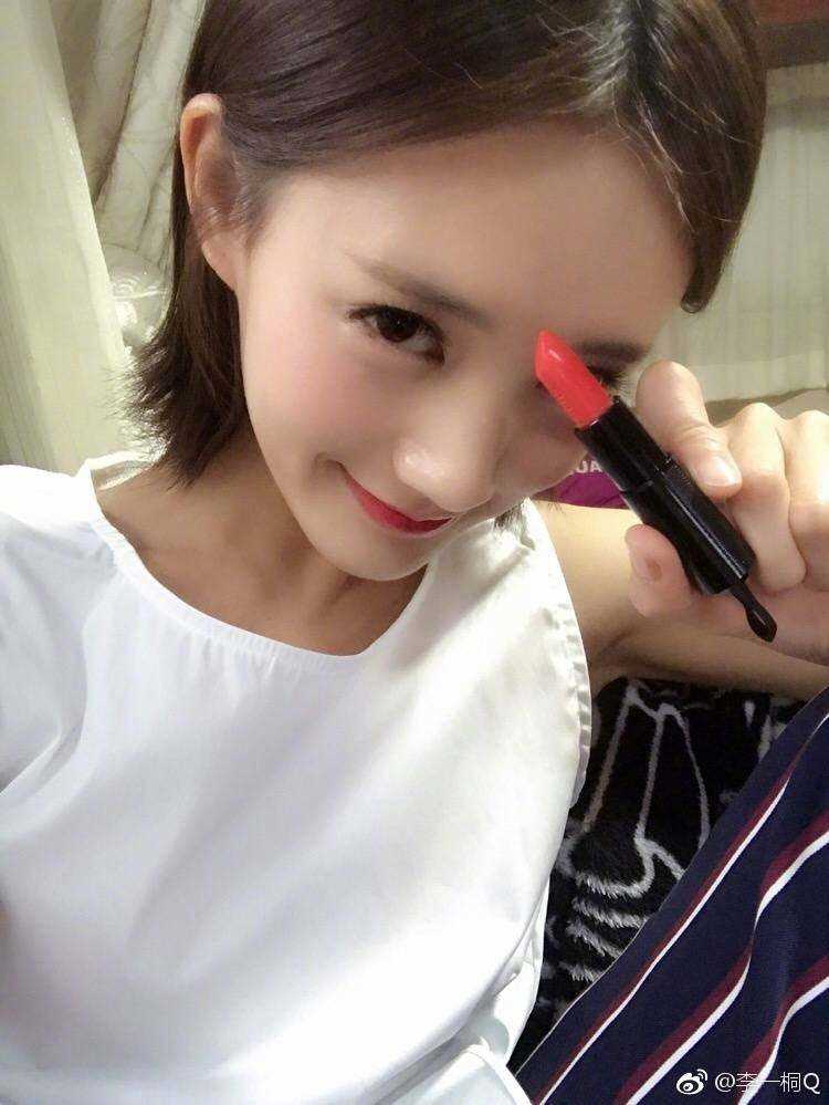 李一桐涂偏黑口红,李一桐唇纹