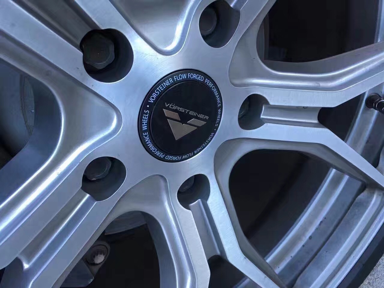 你的家车改了没买菜车保时捷卡宴升级21寸大V轮毂加哈曼EVO宽体包围，猜下改了多少钱