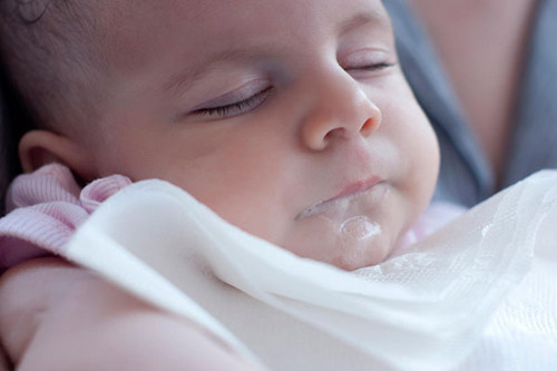 防止婴儿吐奶妙招,新生儿吐奶有妙招