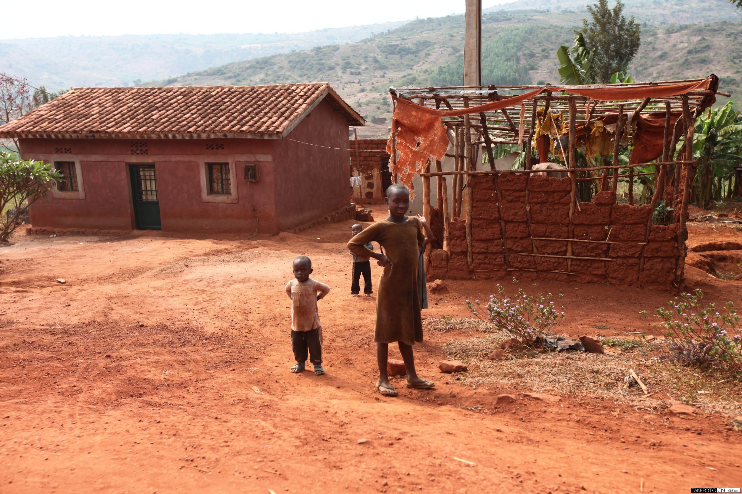 看到中国造的拖鞋，非洲人蜂拥而至，很少能穿这样的鞋子