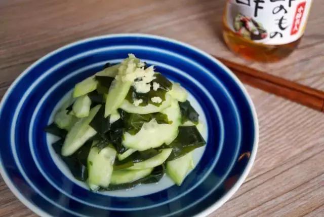 三伏天不吃饭也要买一件棉麻衫,三伏天不开空调吃饭一身汗