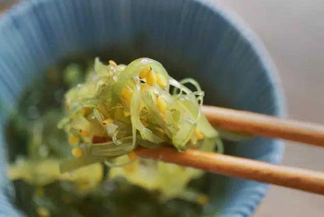 三伏天不吃饭也要买一件棉麻衫,三伏天不开空调吃饭一身汗