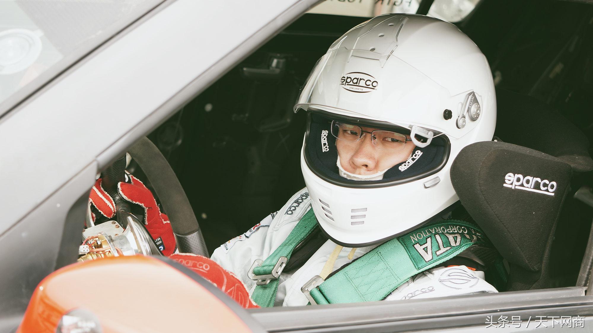 这位赛车手的淘宝店月销50万，小众人群里也有大市场