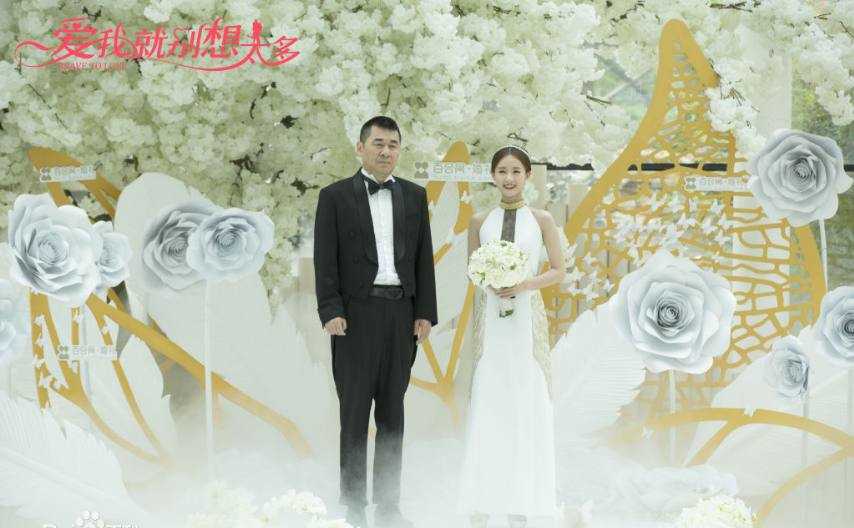 李一桐涂偏黑口红,李一桐唇纹