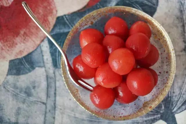 三伏天不吃饭也要买一件棉麻衫,三伏天不开空调吃饭一身汗