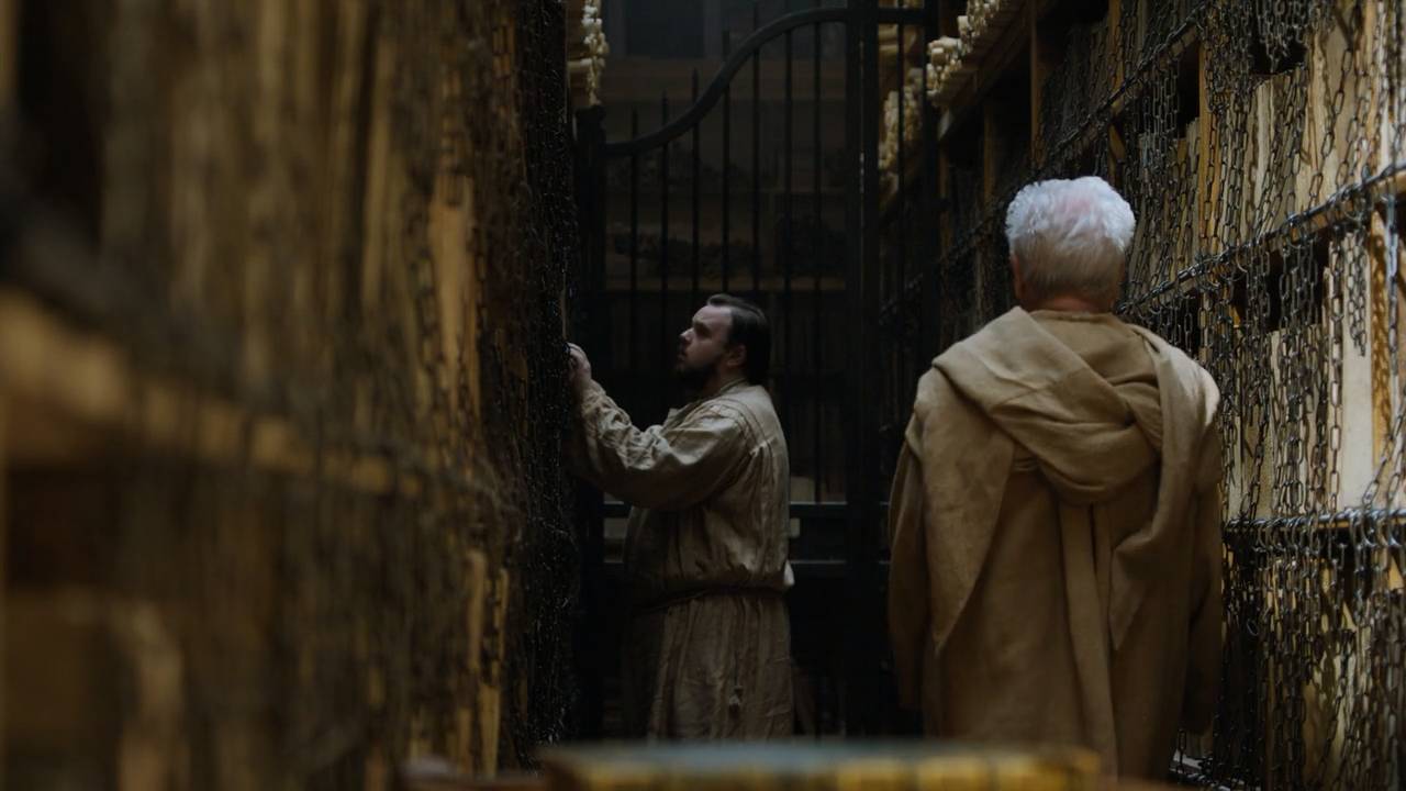 学城图书馆的书架上为什么挂满铁链？