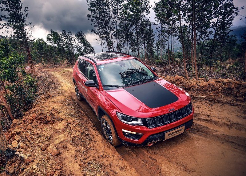 指南者2.4四驱豪华版,吉普指南者2.4四驱高性能版