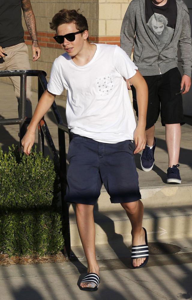 欧美风凉拖穿搭,凉拖怎么穿最时尚