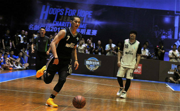 周杰伦单挑科比完整版,周杰伦不看人传球逼疯林书豪