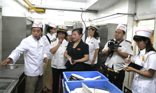 还在外面餐厅吃东西？爬过老鼠的锅是不是用来继续给你炒菜？