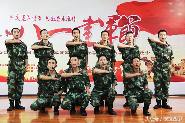 甘肃农村大妈跳广场舞,水兵舞双人舞大爷大妈穿迷彩服