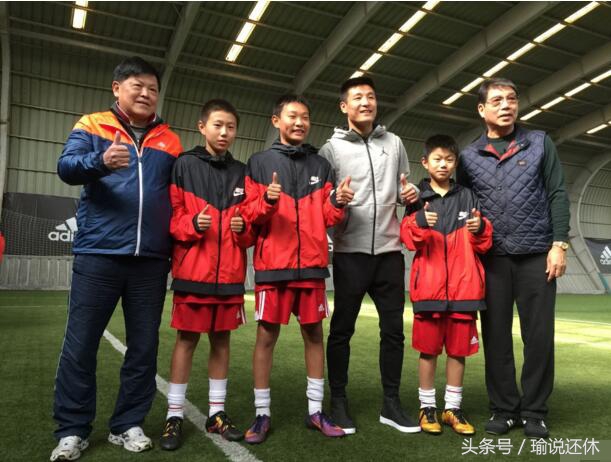 当着巴萨批梅西染发留须有问题！“徐根宝非染发队”，能“黑”出中国足球新天地吗