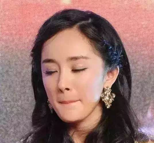 杨幂眼皮松弛怎么补救的,杨幂眼睛肿了怎么回事