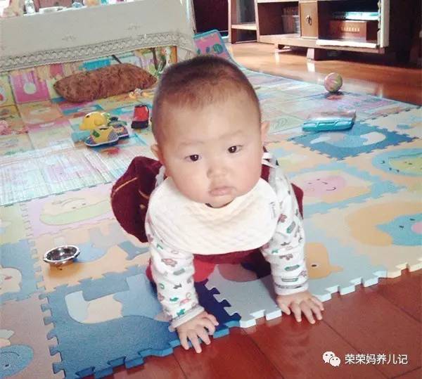 0-1岁幼儿爬行训练方法,爬行需要刻意训练吗