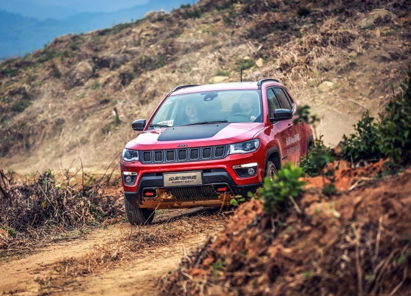 指南者2.4四驱豪华版,吉普指南者2.4四驱高性能版