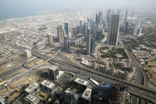 迪拜，一边是黄金，一边是黄土