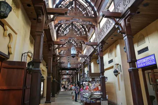 迪拜，一边是黄金，一边是黄土