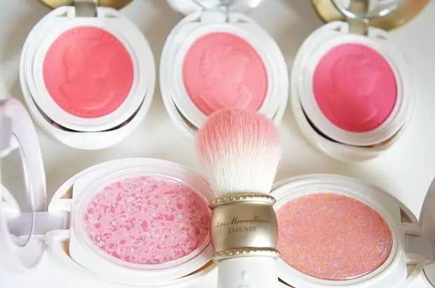 这个月用过的口红有点发霉,一年左右的口红发霉