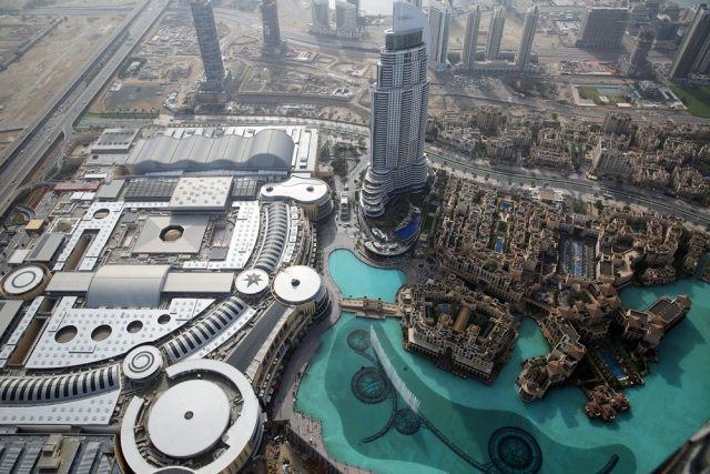 迪拜，一边是黄金，一边是黄土