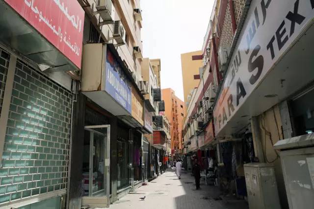 迪拜，一边是黄金，一边是黄土