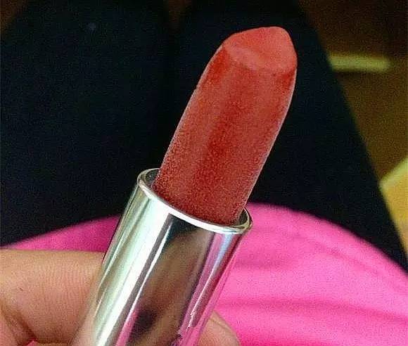 这个月用过的口红有点发霉,一年左右的口红发霉