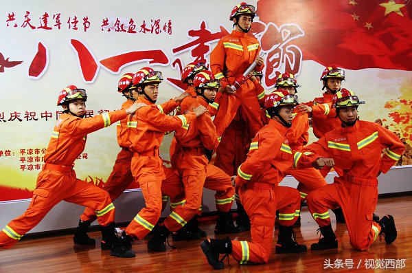 甘肃农村大妈跳广场舞,水兵舞双人舞大爷大妈穿迷彩服