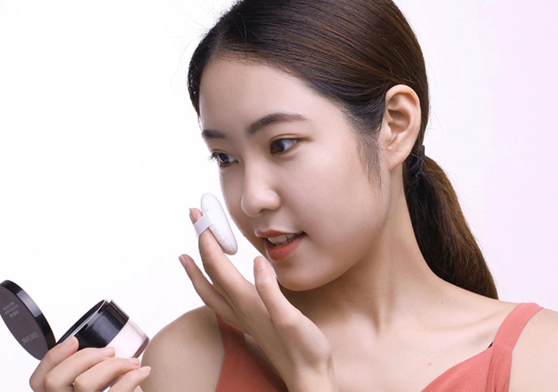 天气一热脸就油得很严重,天气热擦什么才不会脱妆