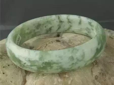 岫玉的黄白老玉与河磨玉的区别,老司机带你聊翡翠