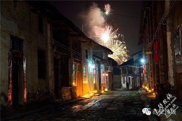 来赤壁吧，我带着你，你带着钱！