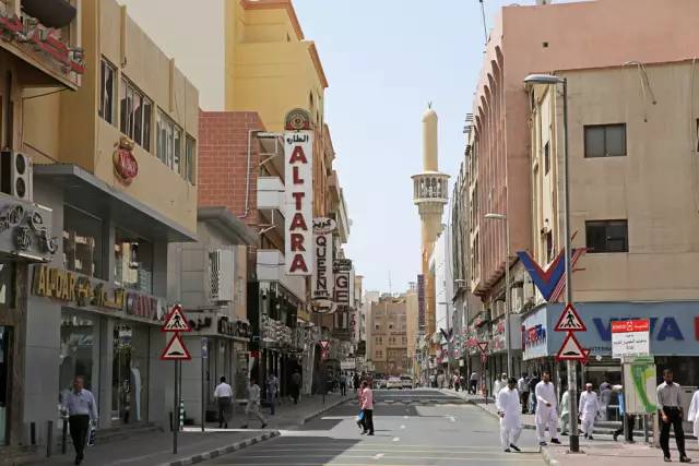 迪拜，一边是黄金，一边是黄土