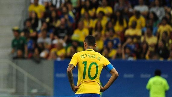 GIF-他空门竟然踢成这样？托妞看了会沉默，罗比看了会流泪！