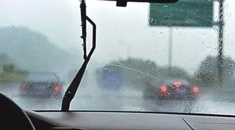 下雨天车上有小坑正常吗,下雨天车可能发生什么危险