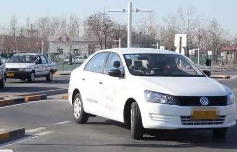 科目二压线是指车轮压线还是车身,科目二是轮胎压线还是车身压线