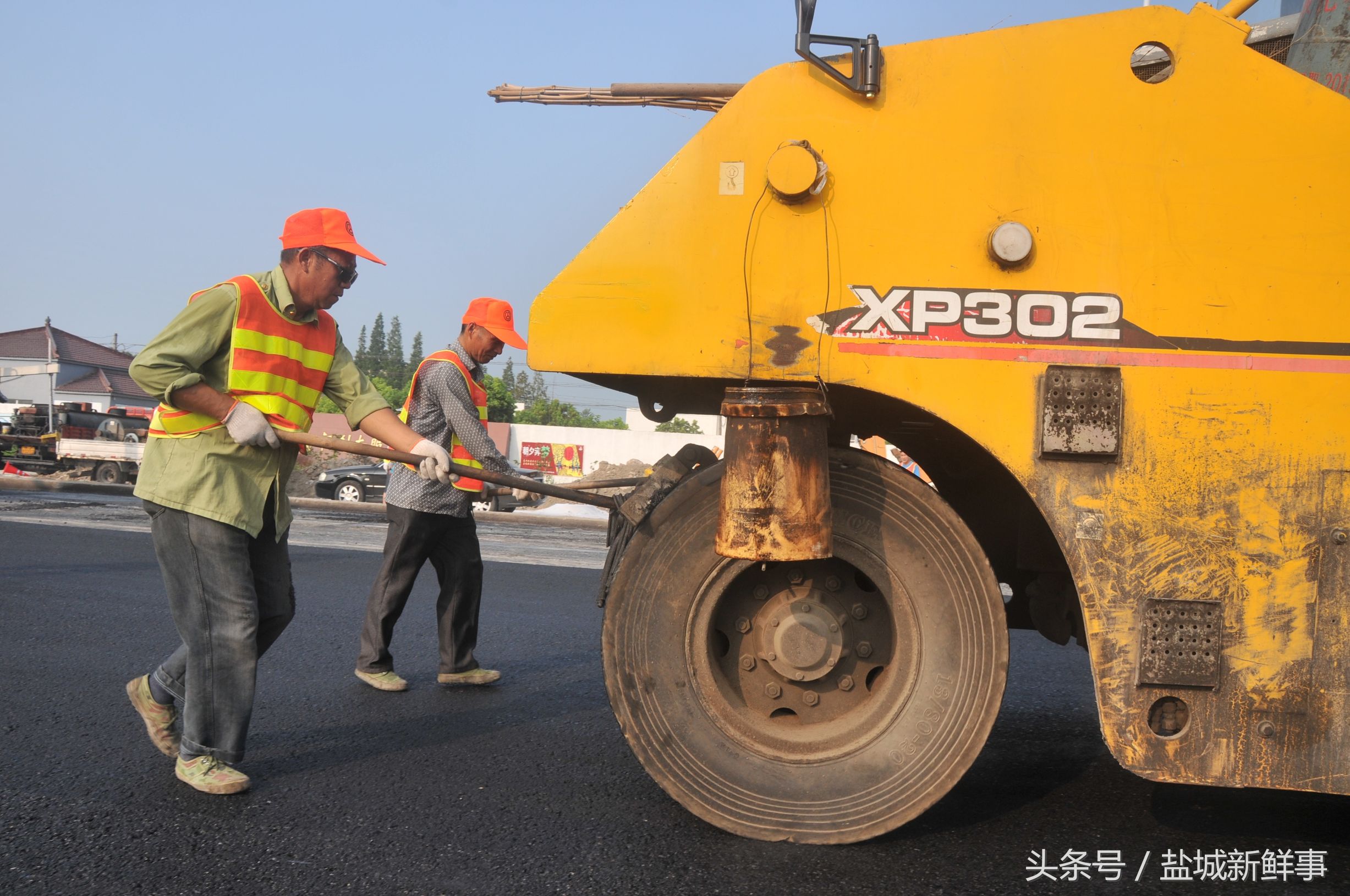 脚下踩着100多摄氏度的沥青啥感觉？加了三四层厚鞋垫还嫌烫！