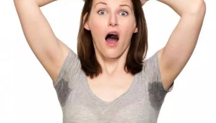 出的汗闻起来有一股甜味正常吗,汗的味道能反映出身体的疾病吗