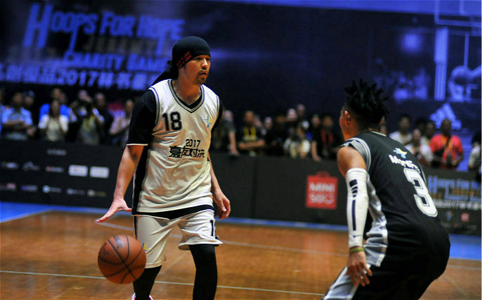 周杰伦单挑科比完整版,周杰伦不看人传球逼疯林书豪