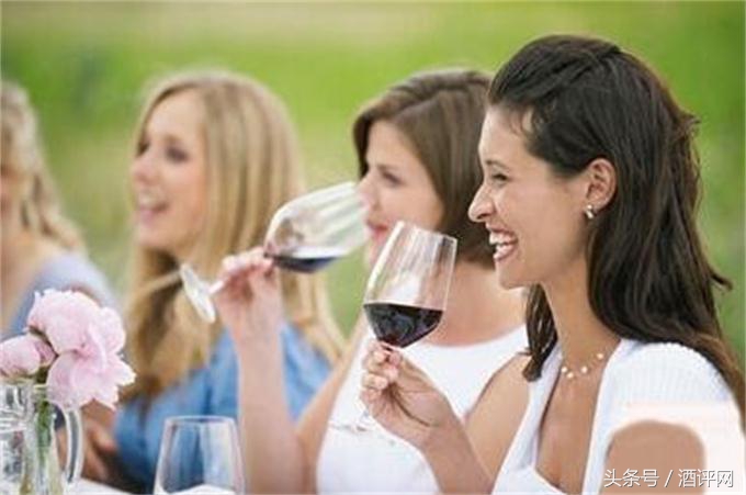 在酒桌上被人恶意灌酒报警,假如酒桌上有人故意不给你敬酒