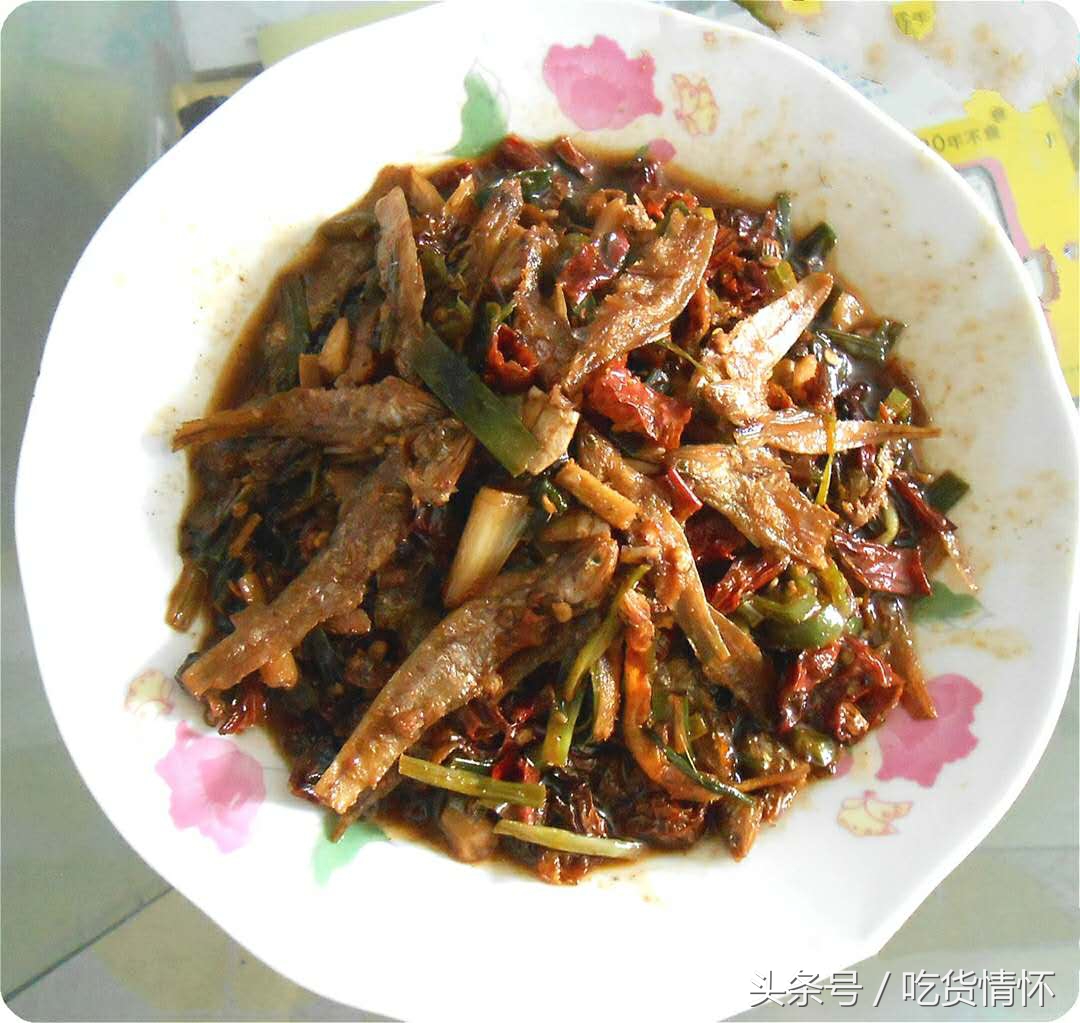 这鱼干叫什么名?4块钱一两,臭臭的但吃起来很香,随便吃几口就可以下去一碗米饭,还可以下酒