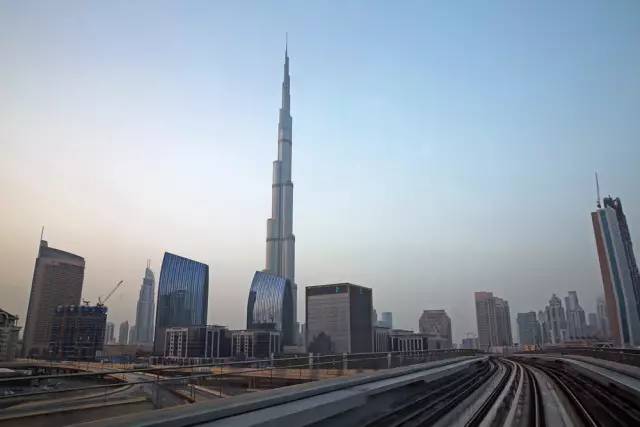 迪拜，一边是黄金，一边是黄土