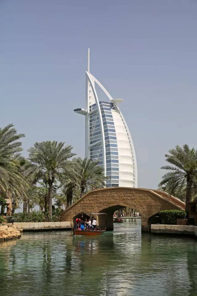 迪拜，一边是黄金，一边是黄土