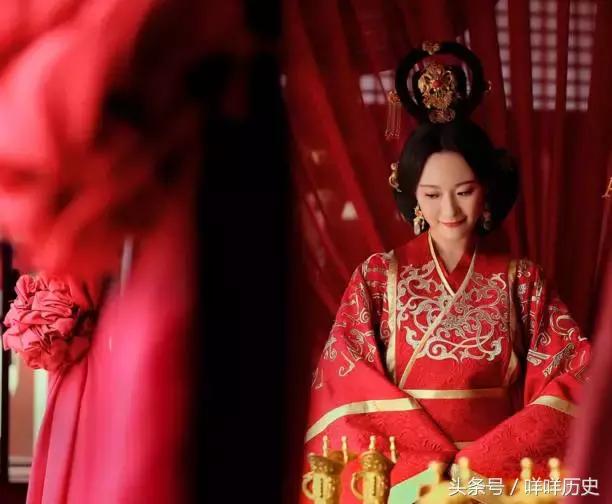 三国演义离间计的故事30字,三国演义小妾出轨